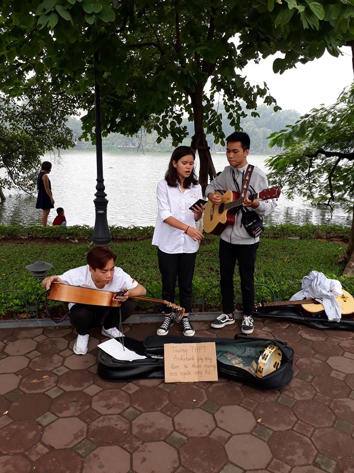   Các em học sinh của trường Anhxtanh lên Bờ Hồ để hát rong kêu gọi ủng hộ.  
