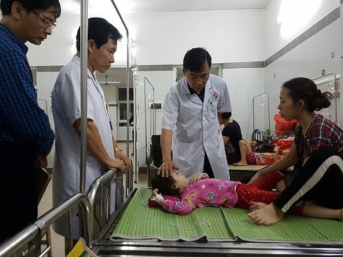 Giám đốc Sở Y tế Hà Nội Nguyễn Khắc Hiền thăm bệnh nhi bị ngộ độc thực phẩm đang nằm điều trị ở BV Đa khoa Đông Anh