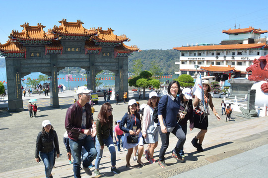 Du khách tham quan một ngôi đền ở Đài Loan Ảnh: CHÂU QUYÊN