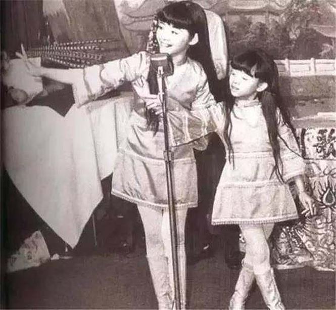 Mai Diễm Phương và chị gái đi hát mưu sinh từ nhỏ.    