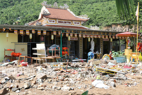 Ngôi chùa Lâm Tỳ Ni dưới chân núi cũng bị tan hoang    