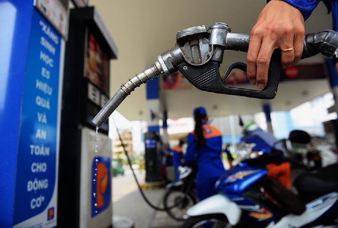Giá xăng, dầu được dự báo giảm mạnh vào ngày mai. Ảnh: Hữu Khoa  