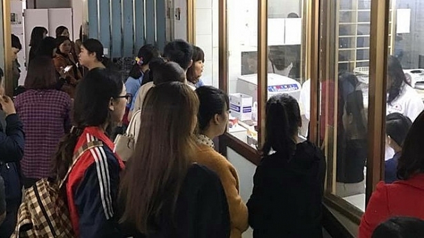 Giáo viên, học sinh, phụ huynh xếp hàng dài chờ thử máu để hiến máu cứu học sinh Nguyễn Công Minh. Ảnh: báo Vietnammoi  