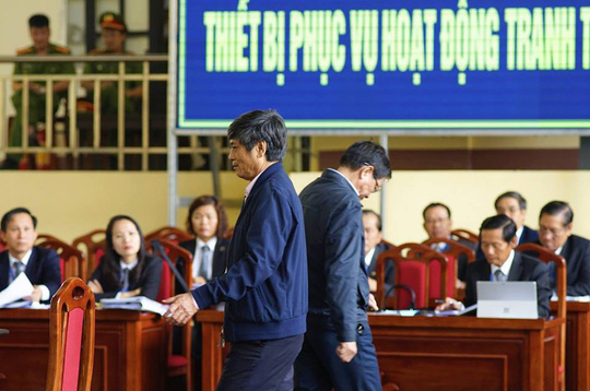 Ông Phan Văn Vĩnh và ông Nguyễn Thanh Hóa tại phiên tòa    