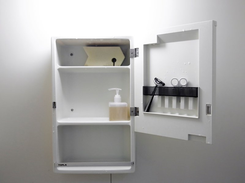 Tủ đựng đồ trong nhà tắm chỉ chứa những vật dụng cần thiết nhất