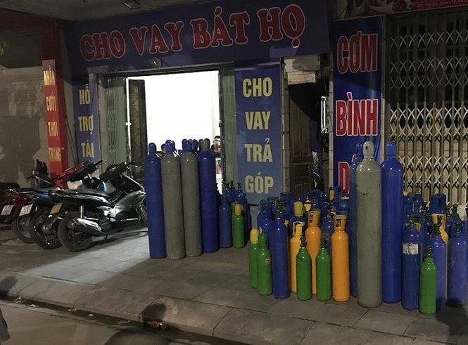 Hơn 200 bình khí NO2 bị bắt giữ tại tiệm cầm đồ Trần Bình.
