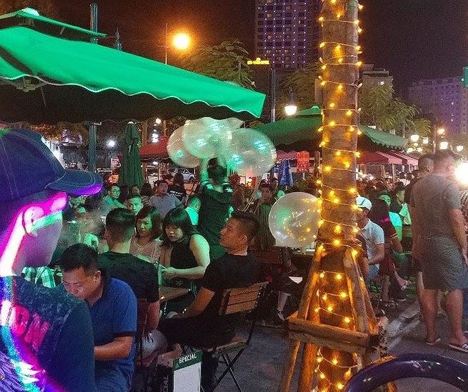 Bóng cười được bán công khai tại nhiều địa điểm tại TP. Hạ Long. Ảnh Hoàng Dương.
