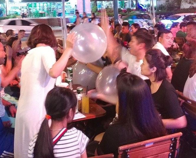 Hít bóng cười đang trở thành trào lưu tại TP. Hạ Long. Ảnh Hoàng Dương.
