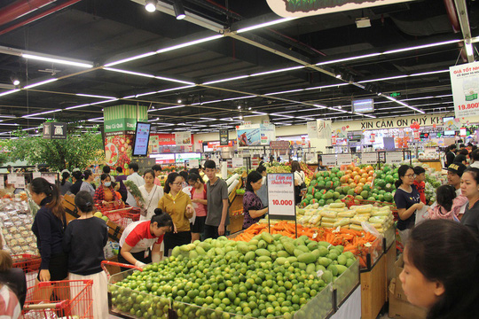 Khách hàng mua sắm tại Lotte Mart quận 7, TP HCM sáng 26-11 Ảnh: THANH NHÂN    