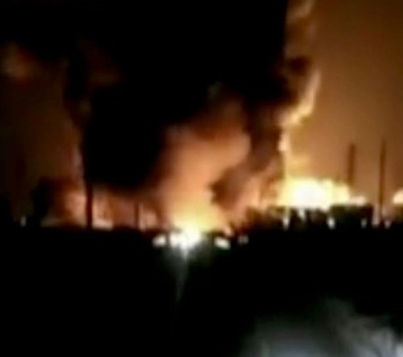 Đám cháy bùng phát dữ dội tại nhà máy hóa chất Trung Quốc. Ảnh: Express    