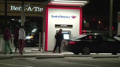Người dân rút tiền ở cây ATM, rút 20USD được 10USD  