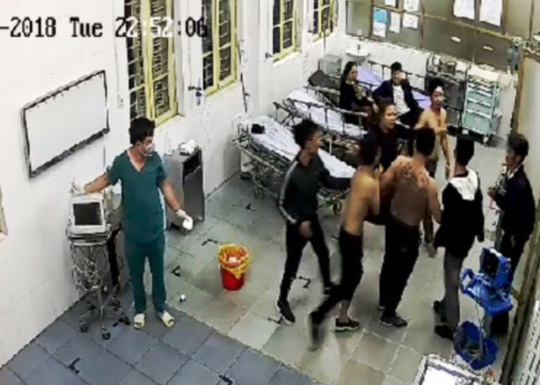 Hình ảnh nhóm côn đồ mình trần xăm trổ xông vào Bệnh viện Đa khoa tỉnh Hà Nam đánh người đang cấp cứu