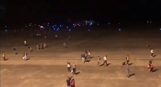 Các hành khách rời máy bay sau sự cố - Ảnh chụp màn hình