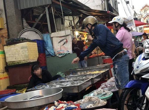 Công nhân mua thực phẩm tại một khu chợ tự phát