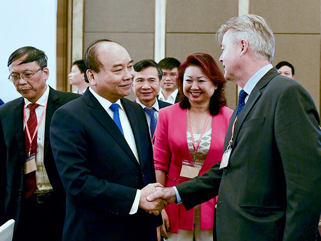 Thủ tướng Nguyễn Xuân Phúc trò chuyện với các đại biểu dự diễn đàn. Ảnh: VGP