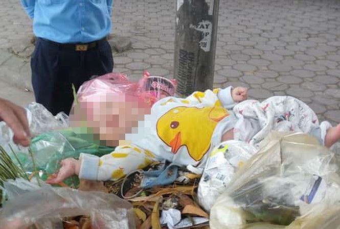 Hình ảnh bé trai bị bỏ rơi trong thùng rác được chia sẻ trên mạng xã hội.