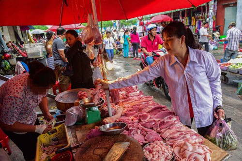 Công nhân Công ty TNHH Pou Yuen mua thực phẩm chuẩn bị bữa cơm chiều tại một khu chợ Ảnh: HOÀNG TRIỀU