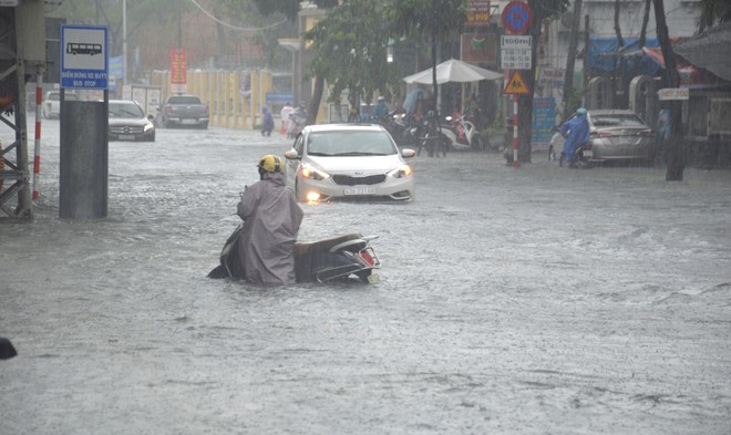 Tuyến đường Quang Trung (quận Hải Châu) bị ngập sâu trong ngày 10/12, giao thông đi lại khó khăn. (Ảnh: Đinh Văn Nhiều/TTXVN)