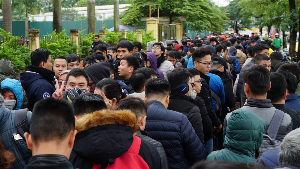 Đúng 9h00 sáng 13/12, hàng nghìn người có mặt tại trụ sở Liên đoàn bóng đá Việt Nam để xếp hàng nhận vé đã đặt mua online.