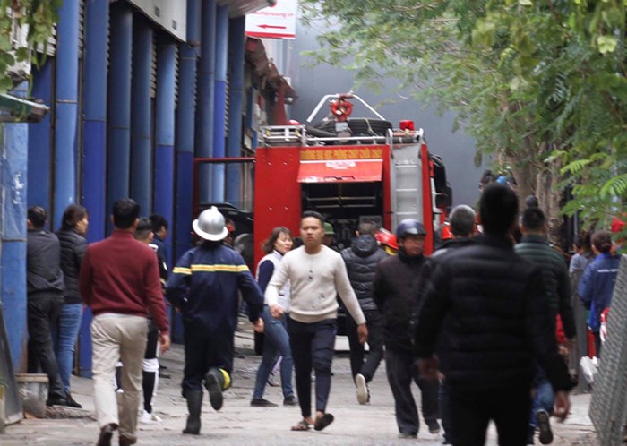 Lực lượng Cảnh sát PCCC và CNCH nhanh chóng triển khai đội hình khống chế cháy lan, dập lửa