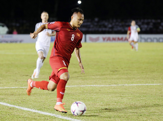 Trọng Hoàng (8) được khen ngợi sau khi chơi tốt từ đầu giải, đặc biệt ở trận thắng Philippines - Ảnh: Quang Liêm
