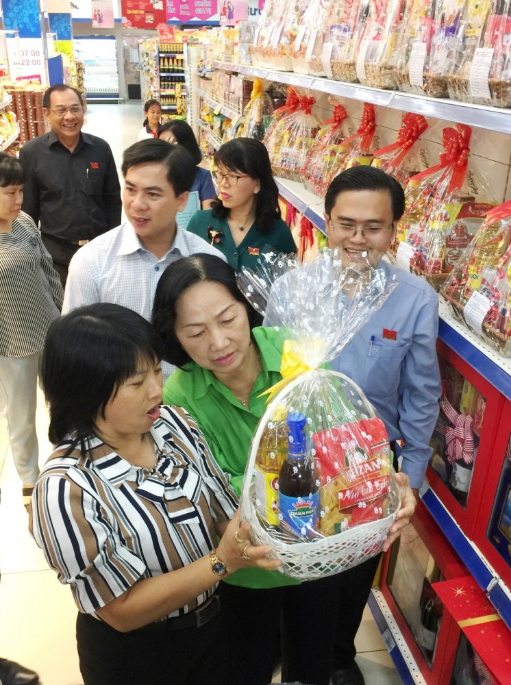 Phó Chủ tịch HĐND TPHCM Trương Thị Ánh (áo xanh ) rất quan tâm chất lượng giỏ quà tết dành cho công nhân và người lao động