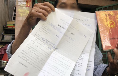 Một công nhân KCX Tân Thuận (quận 7, TP.HCM) mượn 15 triệu đồng nhưng sau đó số tiền lên đến 60 triệu đồng bằng 3 tờ giấy nợ. Ảnh: Lê Phong