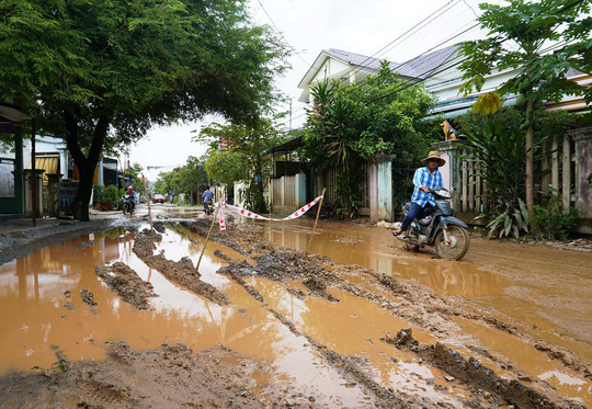 Đường dân sinh ở huyện Bình Sơn, tỉnh Quảng Ngãi bị hư hỏng nặng. Ảnh: TỬ TRỰC