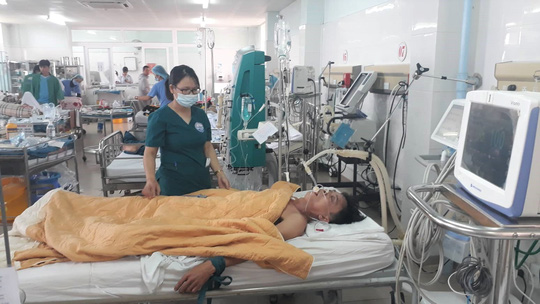 Một nạn nhân đang được điều trị tại bệnh viện (Ảnh Bùi Ngọc)