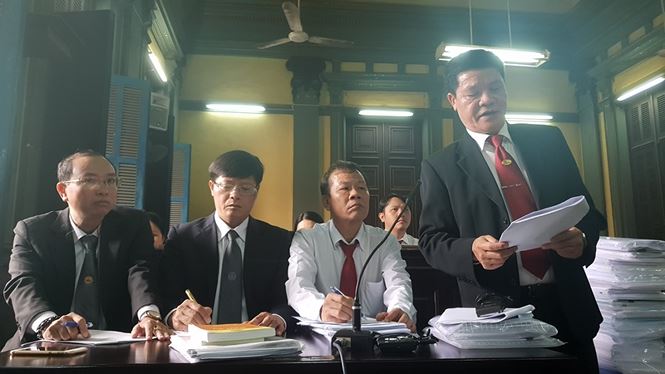 Đại diện Vinasun tại tòa sáng 26/12. Ảnh Văn Minh