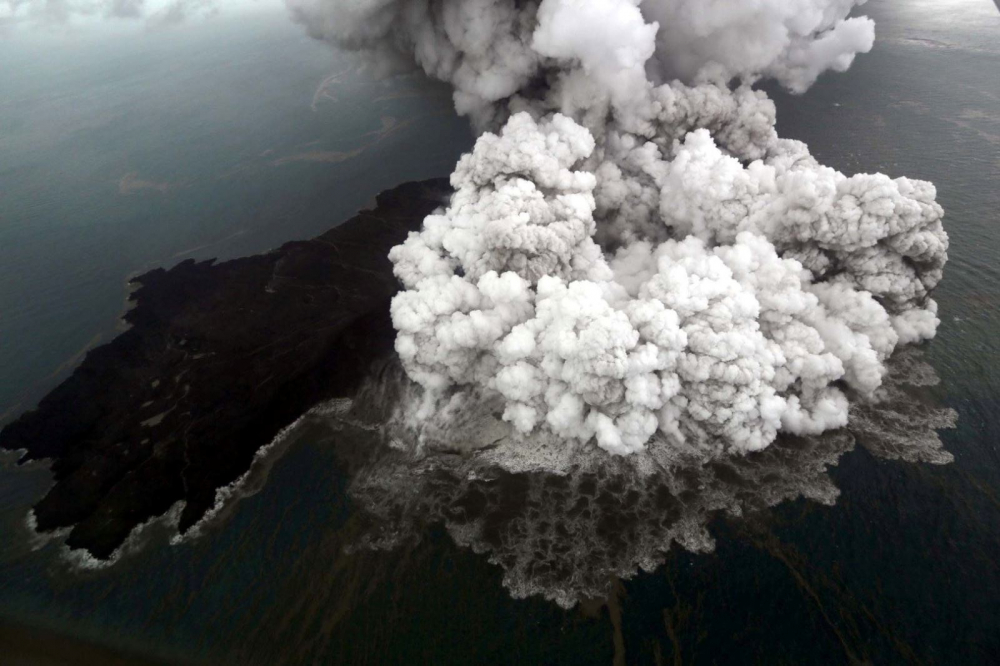Núi lửa Anak Krakatoa lại tiếp tục phun tro bụi, đe dọa đợt phun trào mới. Ảnh: BBC