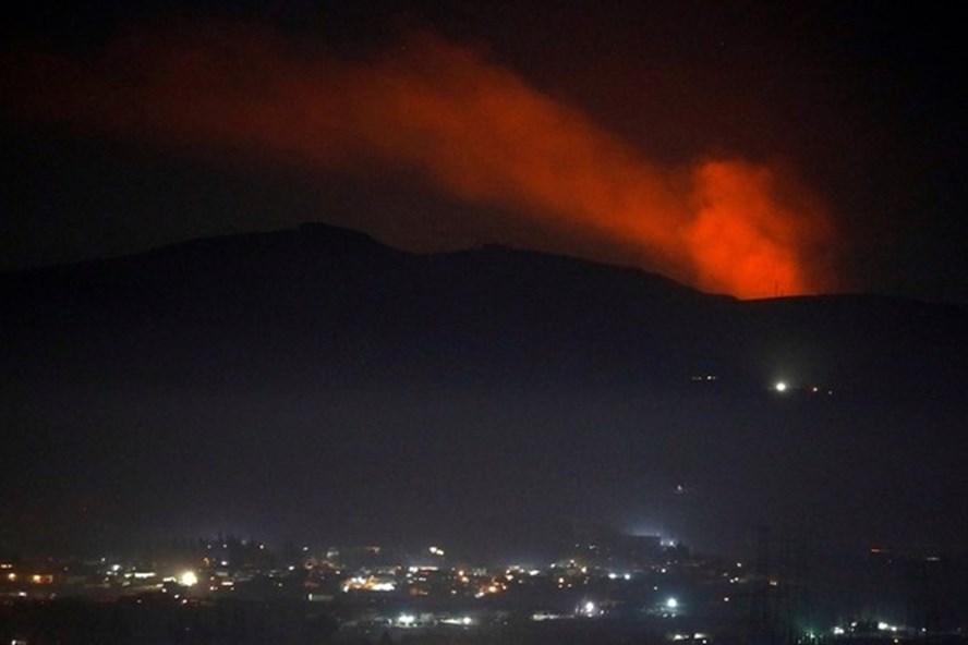  Khói lửa bốc lên sau cuộc không kích của Israel vào Damascus hôm 25.12. Ảnh: Reuters 