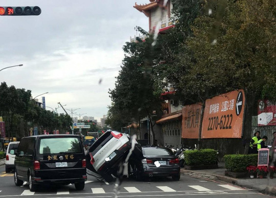 Nghi ngờ chồng chở nhân tình, một phụ nữ Đài Loan lái xe tông thẳng vào xe chồng. Ảnh: Taiwan News