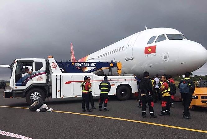 Chiếc máy bay của Vietjet rơi 2 lốp trước khi hạ cánh xuống sân bay Buôn Ma Thuột.