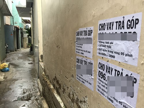 Nhiều tờ rơi, quảng cáo cho vay trả góp đang len lỏi khắp mọi nơi Ảnh: Tấn Thạnh - Lê Phong