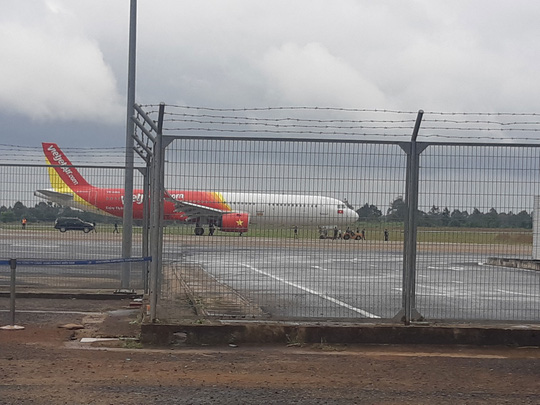 Máy bay bị rơi 2 bánh trước tại sân bay Buôn Ma Thuột (Đắk Lắk) Ảnh: CAO NGUYÊN