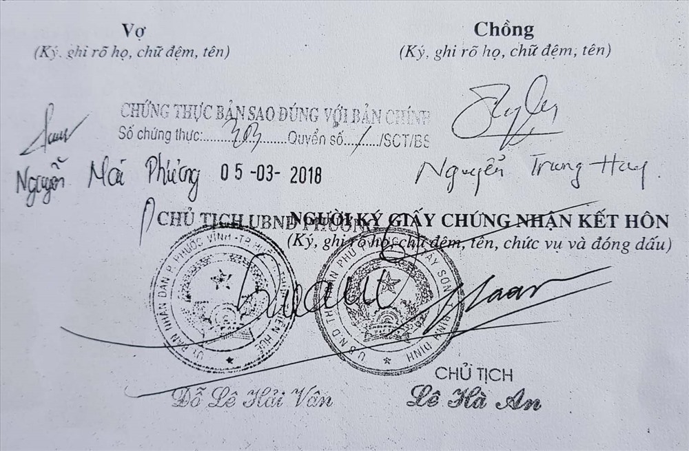 Chữ ký ông Chủ tịch và con dấu của Ủy ban mà các đối tượng làm giả trong Hồ sơ ghép tạng (dưới); và chữ ký con dấu do UBND Thị trấn Phú Phong gửi để đối chứng. Ảnh: H.Q.