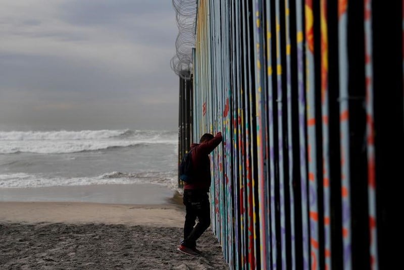 Noe Hernandez, người di cư từ Honduras tuyệt vọng bên bức tường ngăn giữa Tijuana, Mexico với lãnh thổ Mỹ sau một chặng đường dài hy vọng có thể tìm một cuộc sống mới tại 