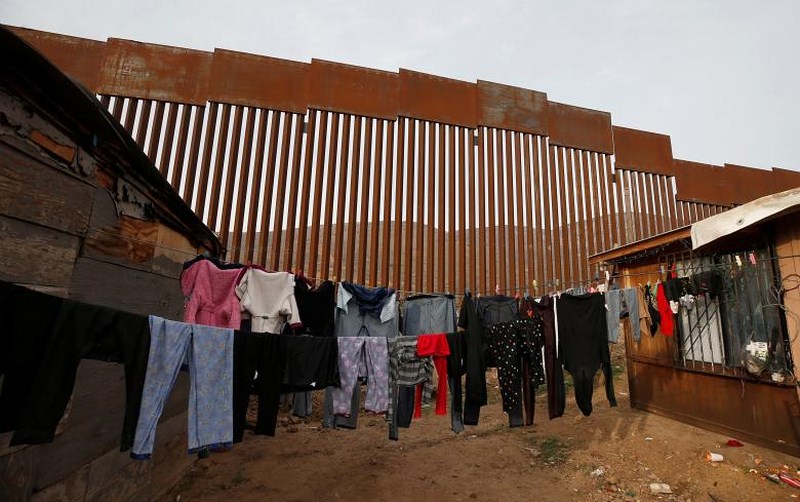 Sân treo đầy quần áo của một ngôi nhà nằm bên phía Mexico ngay sát với hàng rào biên giới.