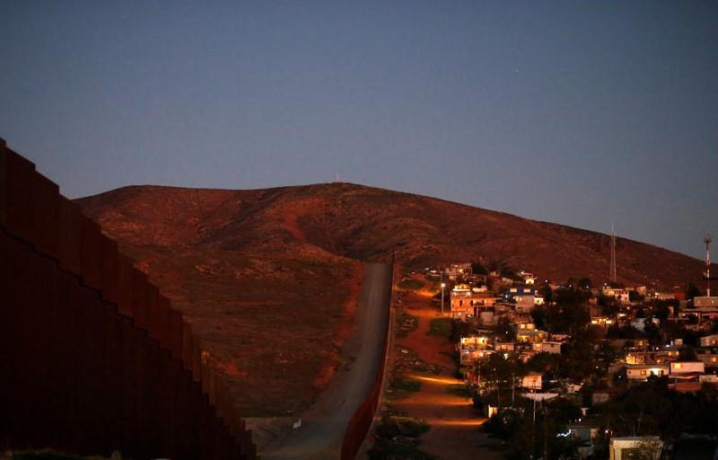 Hàng rào biên giới chia rẽ hạt San Diego, Mỹ với Tijuana, Mexico.