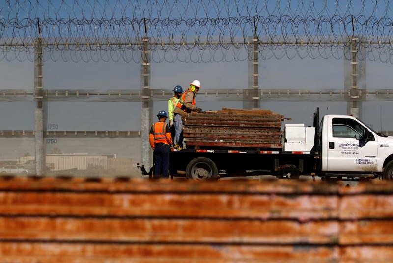 Các công nhân Mỹ đang sửa lại những phần hàng rào bị hỏng.