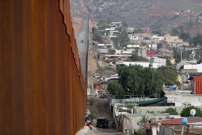 Đứng bên phía Tijuana, Mexico có thể nhìn thấy rõ xe tuần tra của Mỹ phía bên kia hàng rào.