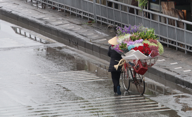 Khu vực Hà Nội có mưa, mưa nhỏ, trời rét. Ảnh: LP
