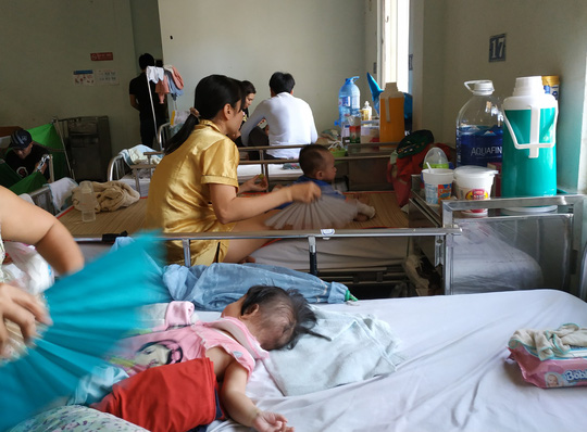 Các trẻ bị bệnh sởi đang điều trị tại Bệnh viện Nhi Đồng 2