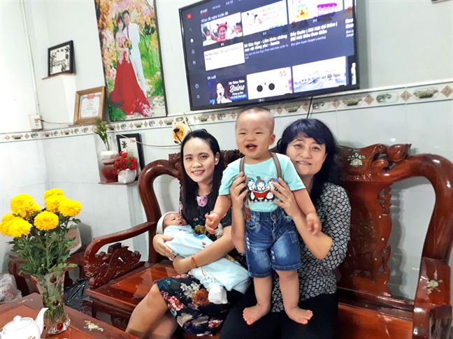 Bà Trương Thị Ngọc cùng con gái và hai cháu ngoại, những đứa trẻ được trao quyền công dân tại nhà