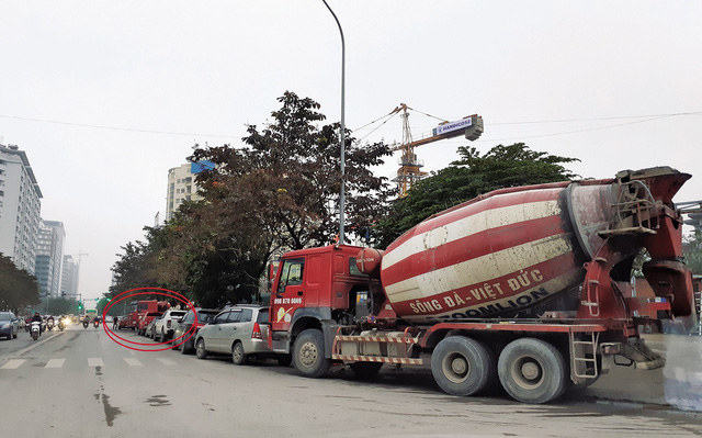 Xe bồn mang tên Sông Đà - Việt Đức chờ đổ bê tông tại công trình phố Thành Thái vào hồi 16h30 ngày 10/1. Ảnh: Mộc Trà