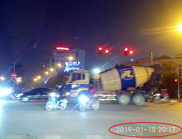 Xe bồn gắn mác Shinsung Vina chạy trên phố Trần Đăng Ninh – Nguyễn Khánh Toàn lúc hơn 20h ngày 10/1 (ảnh cắt từ clip).
