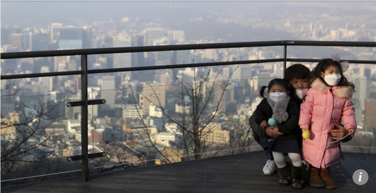 Người dân Seoul đeo mặt nạ do ô nhiễm không khí Ảnh: AP