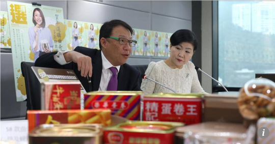Ông Clement Chan, chủ tịch ủy ban quảng cáo và quan hệ cộng đồng của Hội đồng Tiêu dùng Hồng Kông, và giám đốc điều hành Gilly Wong cung cấp những phát hiện mới nhất về cuộc điều tra. Ảnh: SCMP