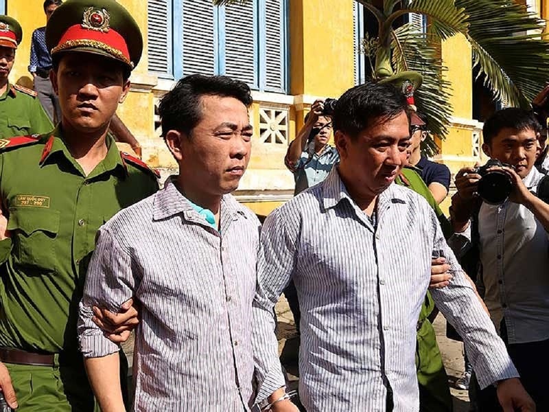 Nguyễn Minh Hùng và Võ Mạnh Cường bị dẫn giải ra xe về trại giam. Ảnh: HOÀNG GIANG